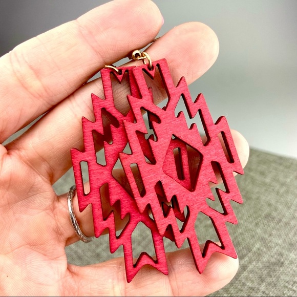 VINTAGE Red Wooden Cut Out Earrings Native Southwest Aztec Pattern Hanging - Picture 4 of 6